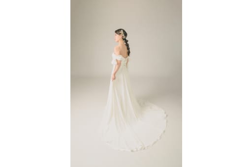 後ろ姿も華やかに