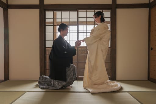 プロポーズといえばこのカットというポージング！
