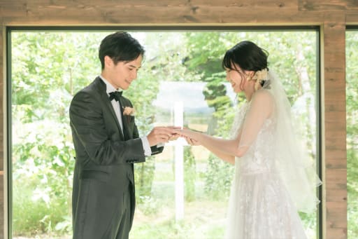 ふたりきりの空間で指輪の交換