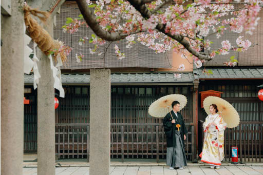 朝の祇園で