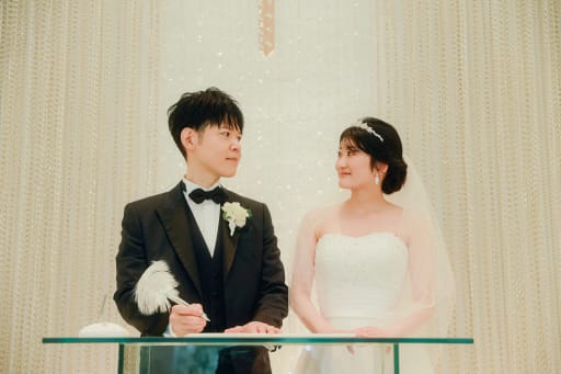 結婚証明書にサインをして愛を誓います