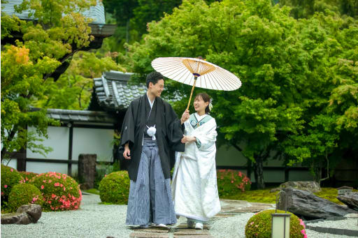 小雨が続く中、外での撮影が始まりました。