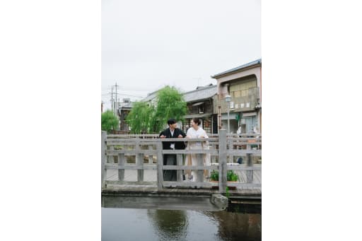 柳が揺れる川沿いで、お散歩スタート