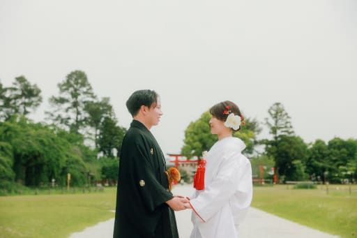 正面の鳥居と潜るとゆったりとした参道が迎えてくれます