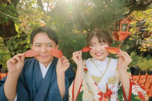 赤く染まる葉っぱを手に持ち、かわいらしいポーズを決めるお二人。