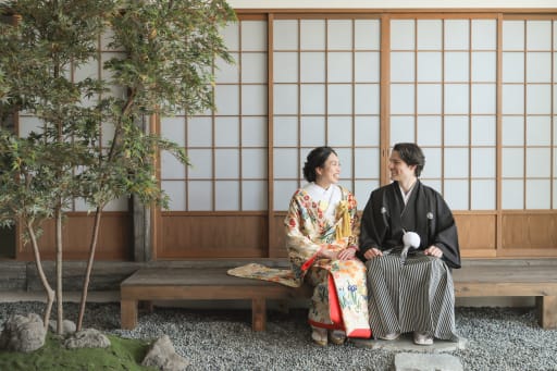 縁側に腰掛けて