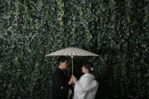 ライトを少し変えまして、シックめなショットを撮ってみました。最近皆様は相合い傘していますか…？