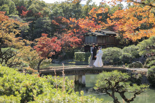 紅葉に囲まれて