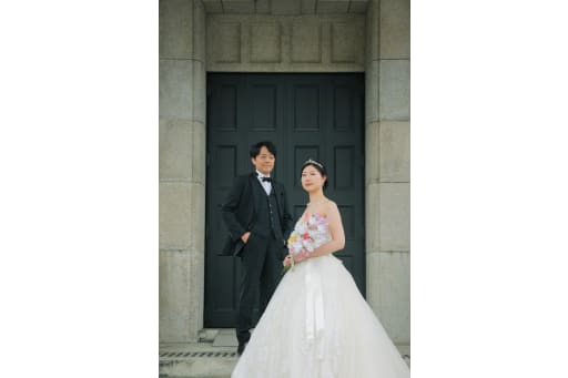 中央公会堂の前で