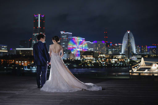 日が沈み、みなとみらいがライトアップされた頃、 手を繋いだお二人のうしろすがた