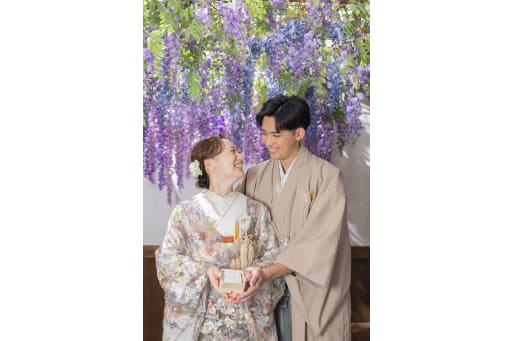 指輪を優しく包み込んで