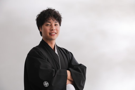 新婦様とふたりで撮る笑顔あふれる写真も素敵ですが、キリッと撮る1枚もいいですね！