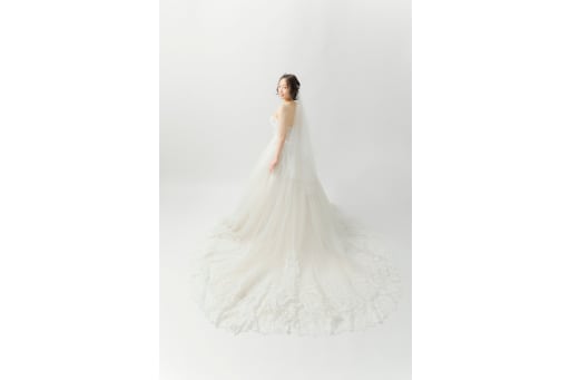新婦様のお一人ショット♪ドレスの後ろ姿も綺麗に撮影させていただきます
