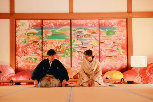 カラフルな屏風の部屋で正座ショット