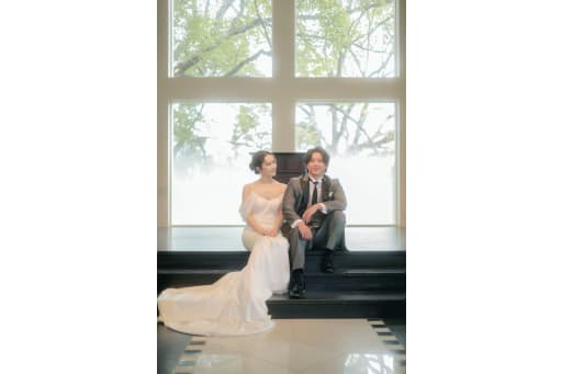 今回は邸宅とチャペルで撮影されたお二人をご紹介いたします。
