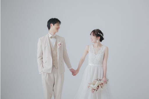 手をつないで、おふたりらしく