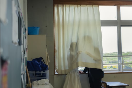 カーテンに包まって！！