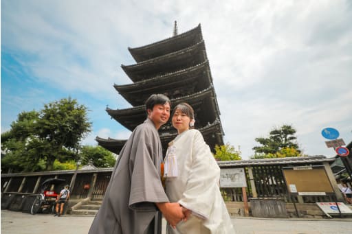 二人の後ろに大きくそびえるは五重塔