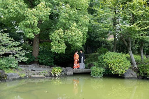 石橋の上で見つめ合って