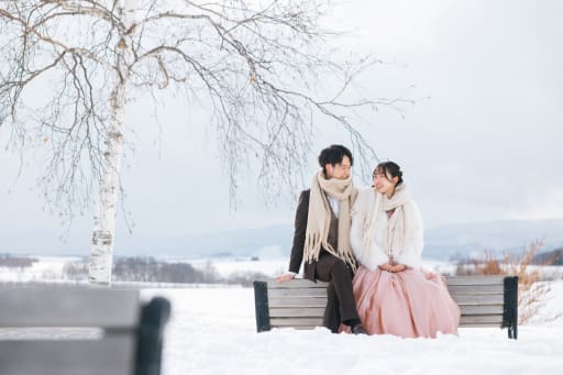 ベンチに座って