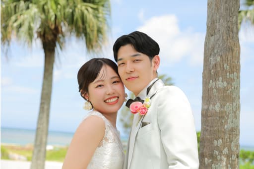 樹木を背にした二人のポートレート
