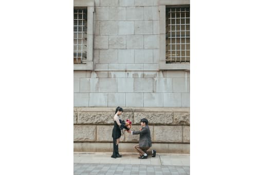 クラシックな石壁に誓う愛のプロポーズ