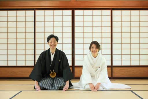 茶室での正座のショット