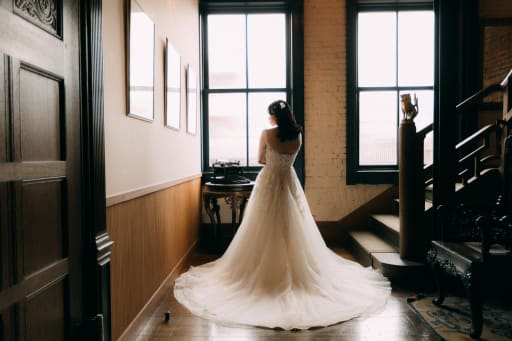 新婦様の後ろ姿だからこそ見える、背中の編み上げも素敵ですよね