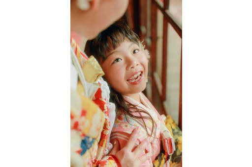 新婦様を見上げるお子様の表情も
