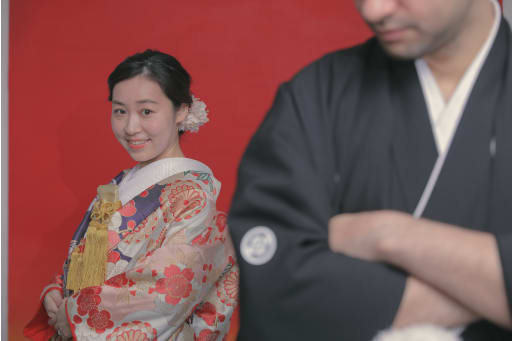 赤い背景で