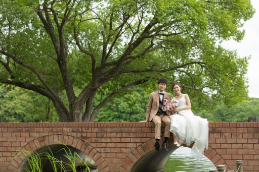 赤レンガの橋の上