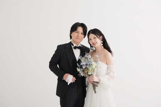 自然光のようなやわらかいライティングの中で、ふたりの穏やかな表情が際立ちます。リラックスした雰囲気が魅力です。