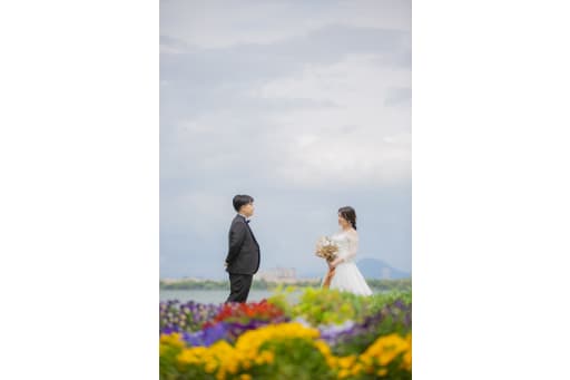 まずはお花ごしに二人を捉えた１枚