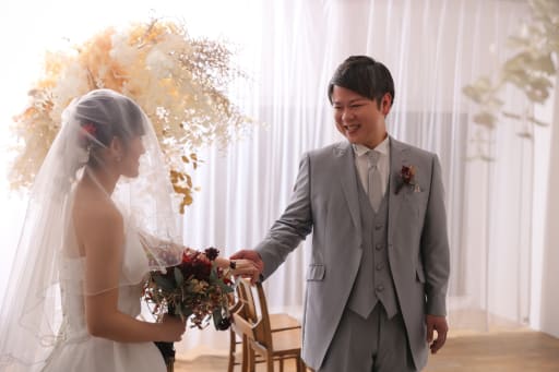 手を取り合って