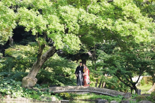 橋の上で