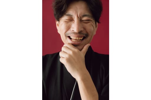 あごに手を当てて笑う、新郎のチャーミングなソロ