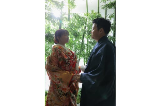 手を取り合って