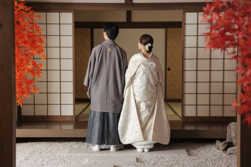 斜め上から光を入れることによって、白無垢の美しい柄が浮かび上がります！