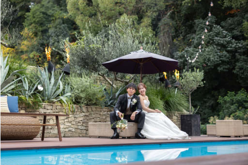 水辺に輝く二人の笑顔