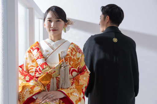 背中合わせで