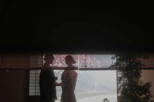 シルエット姿で