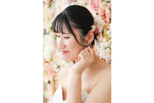 華やかな背景には
