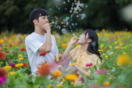 お花畑の中でシャボン玉タイム