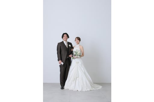 洋装のフォーマルポーズ！！優しい笑顔がとっても素敵ですね！！