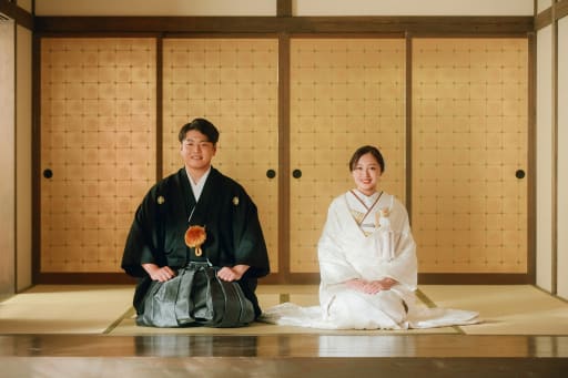 まず1枚目は、日本の伝統を感じる正座のシーン。