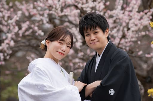 満開の梅の花をバックに優しく寄り添うお二人！！ニコニコの笑顔が素敵！！