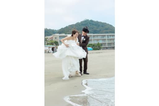 撮影の最後には波で遊ぶお二人も