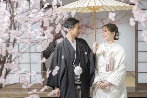 桜の影から見守る幸せ