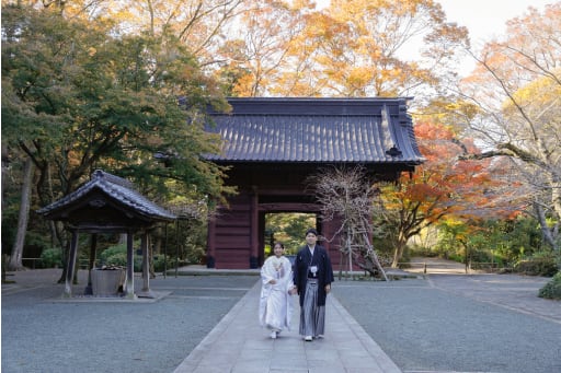 正門をくぐると。