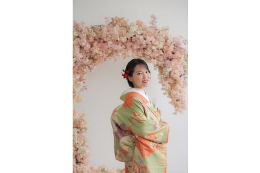 華やかな色打掛を纏い、振り返る可憐さ